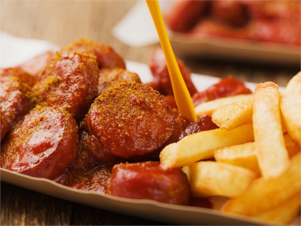 Berliner Currywurst mit Pommes