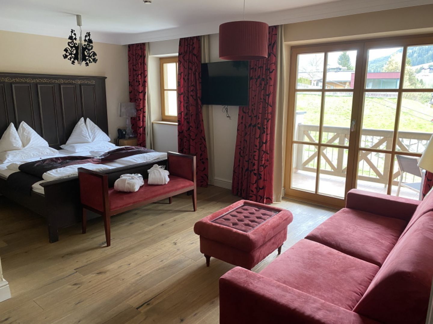 <p>The Alpine Palace - Doppelzimmer Deluxe - MICE Service Group</p>